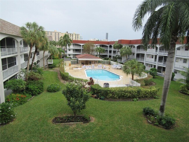 Building Photo - 581 Blue Heron Dr