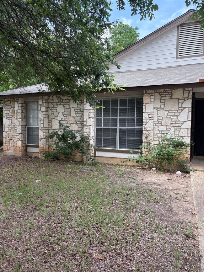 Building Photo - Newly Renovated Duplex - Northwest San Ant...