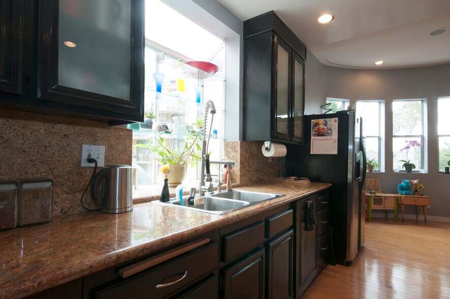 Kitchen - 7121 Hillside Ave