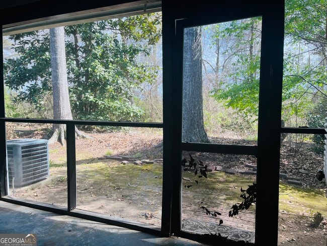 Building Photo - 403 Breezy Pnes