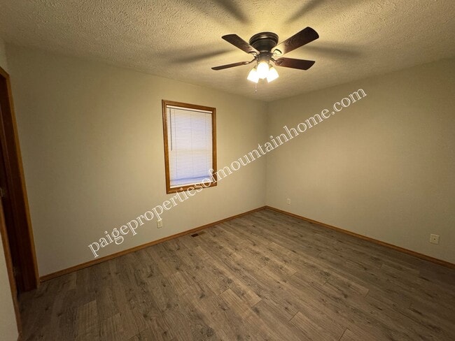 Building Photo - Spacious 1-Bedroom in Cotter Near Valley Airport – Unique Garage