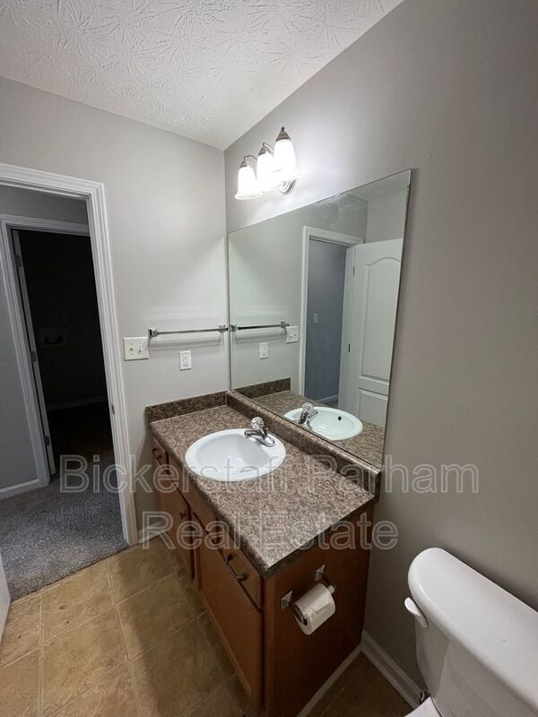 Building Photo - 410 26th Ct