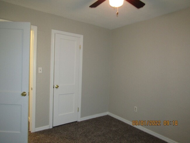 Building Photo - Very nice spacious home located in the Tom...