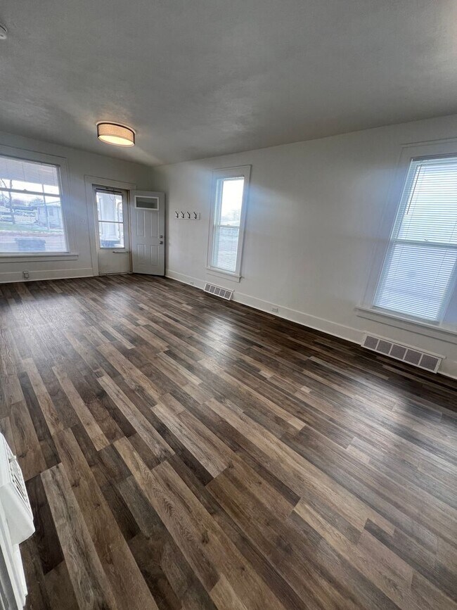 Building Photo - Charming Main Floor Apartment – 2 Bed, 1 B...
