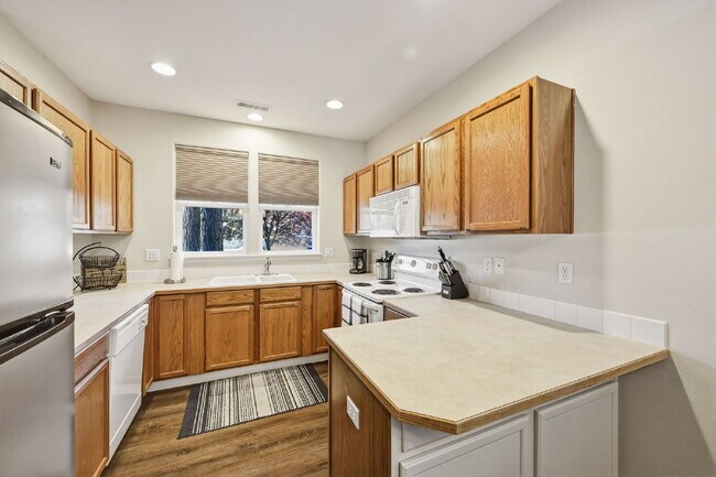 Building Photo - Furnished 3-Bedroom Home in Southwest Bend with Yard Care Included
