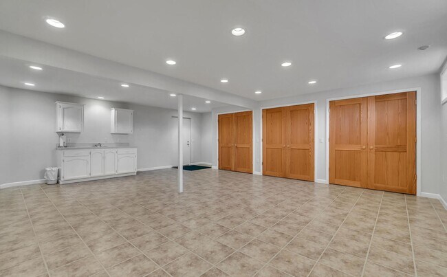 Building Photo - Hauser Lake View Home With Shop