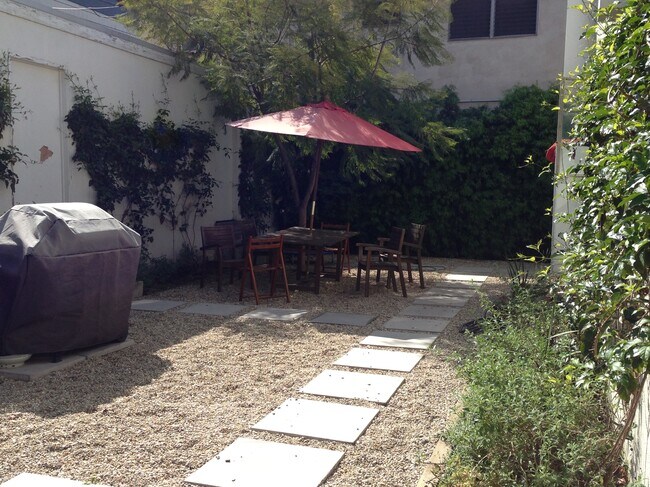 Building Photo - 128 S Hayworth Ave