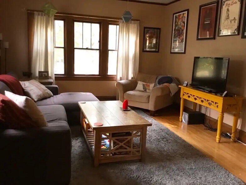 Building Photo - 3215 33rd Ave S