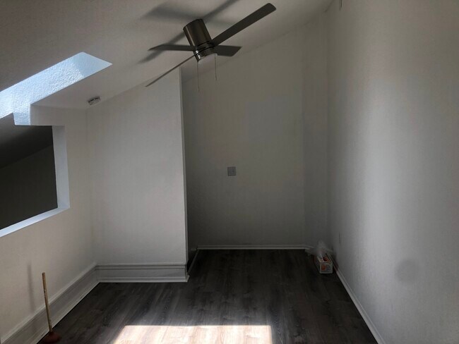 Building Photo - 4610 Lake Waterford Way