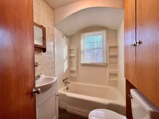 Building Photo - 3020 Leahy St