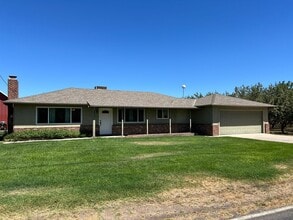 Building Photo - 2 bedroom country home in Escalon!