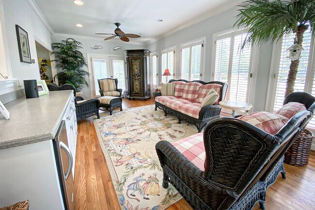 Building Photo - Beautifully FURNISHED Off Season 3bd/2.5 BA Single Family Home