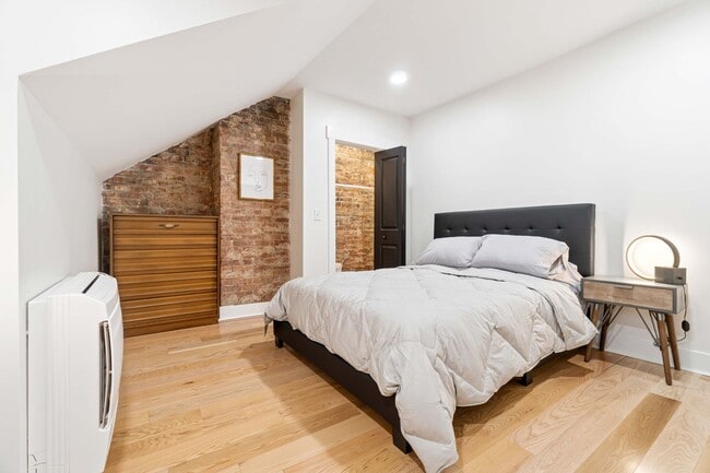 Building Photo - 6 Bed 4 bath Fully Furnished Oakland