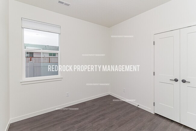 Building Photo - 624 S Crescent Ln