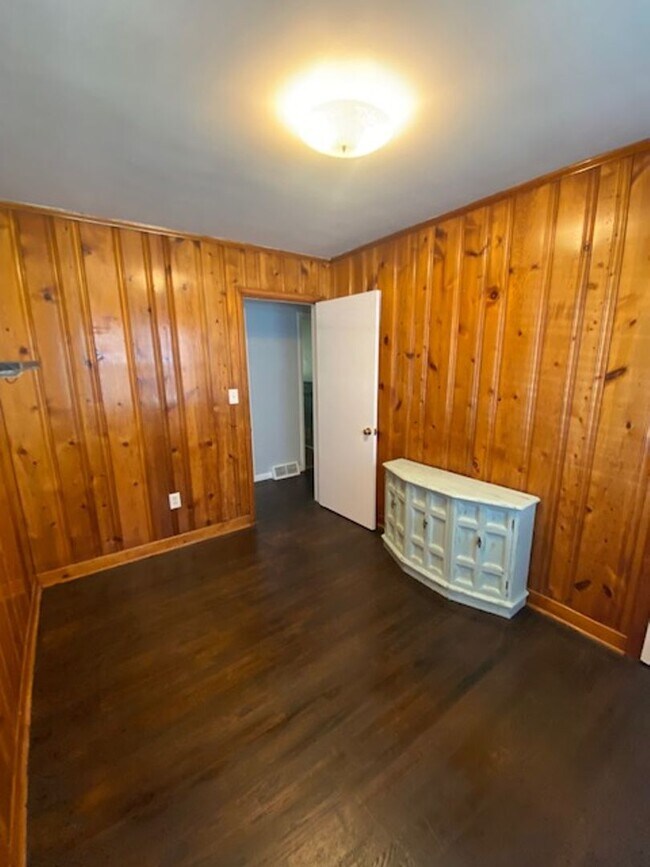 Building Photo - Charming 3 Bedroom Rancher in Staunton Com...
