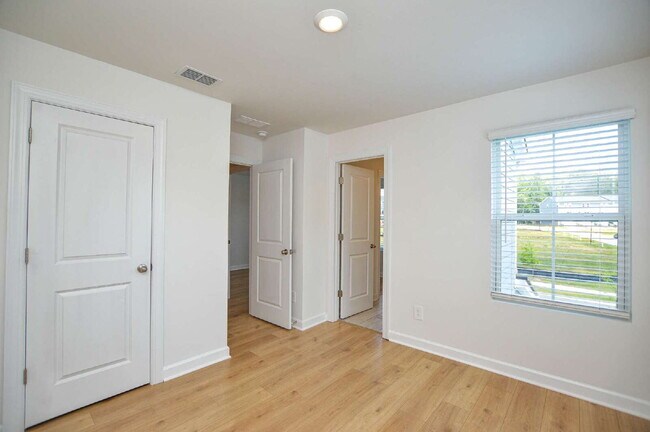 Building Photo - 266 Tiger Lily Dr