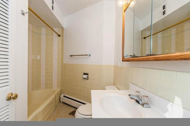 Building Photo - 1 bedroom in Chicago IL 60610
