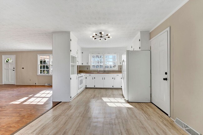 Building Photo - Charming Three Bedroom Home in Gray Court