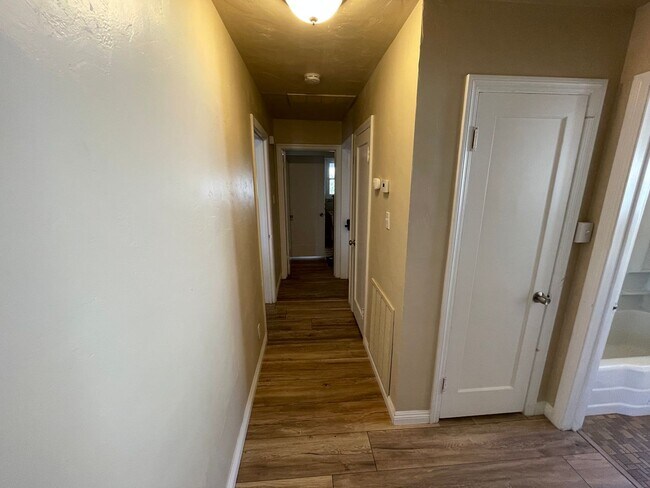 Building Photo - Large 3 Bedrrom 2 Bath Home Close to Orovi...