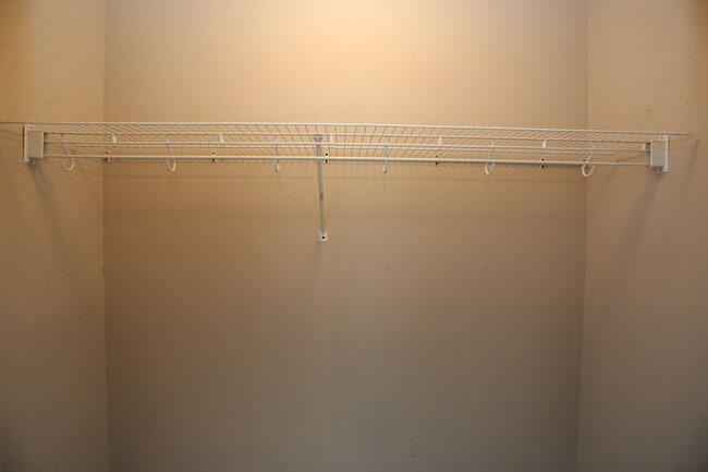 Building Photo - 3 Bedroom House close to Town!