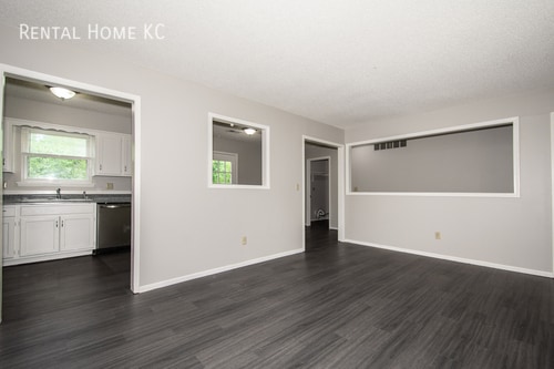 Building Photo - Remodeled 3-bed / 1-bath Second-Floor unit...