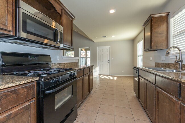 Building Photo - Charming 3 Bed/2 Bath near pool!
