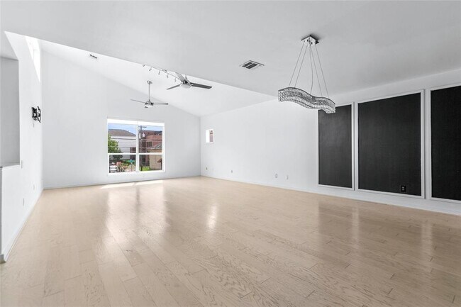 Building Photo - 803 Detering St
