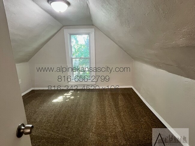 Building Photo - Updated NE Home!