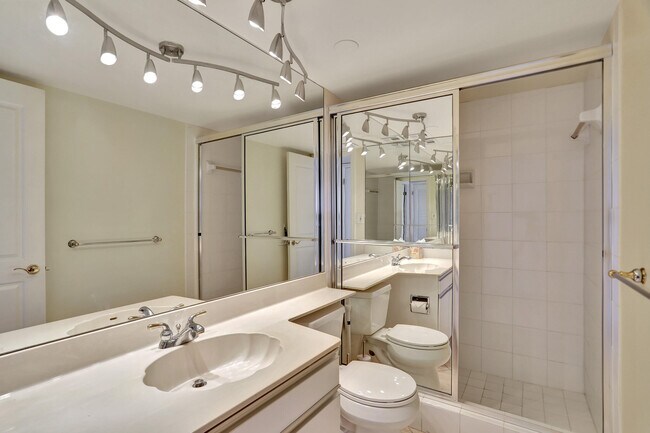 Building Photo - 1021 Hillsboro Mile