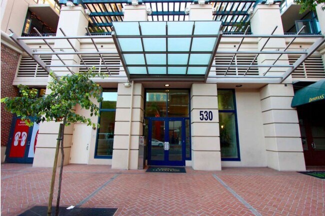 Building Photo - Modern 2 Bed/ 2 Bath Condo in the Heart of...