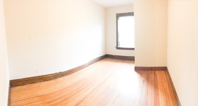 Building Photo - Newly Renovated 2 bed/1 bath! Ask About Our Move-in Special!