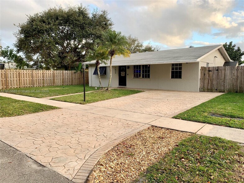 Primary Photo - 7650 NW 33rd St