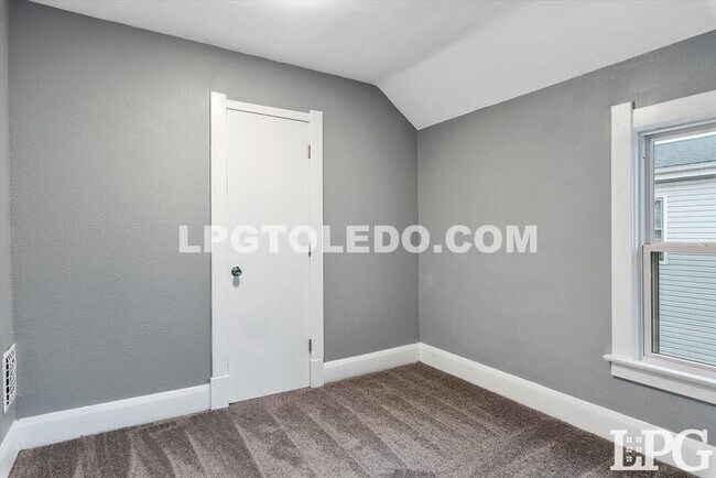 Building Photo - 927 Alvison Rd