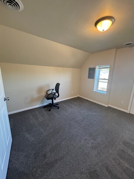 Building Photo - 623 N Maple Ave