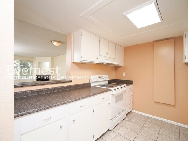 Building Photo - 1 Bed, 1 Bath Condo with Carport / Vouchers Accepted