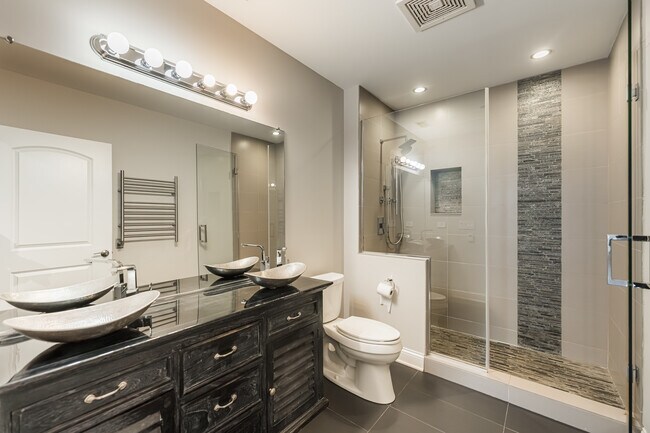 Building Photo - 1000 W Adams St