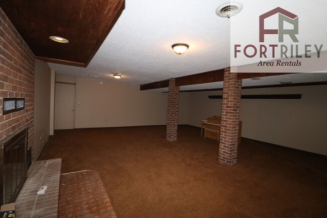 Building Photo - 1554-3325 3325 Ave