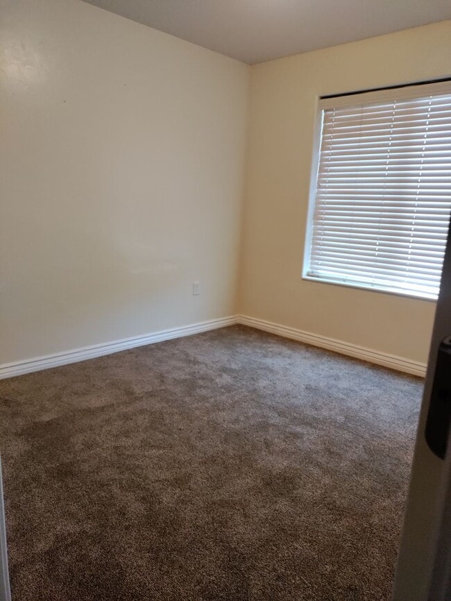 Building Photo - Gorgeous 3 BD, 2BTH Ground Floor Condo For...