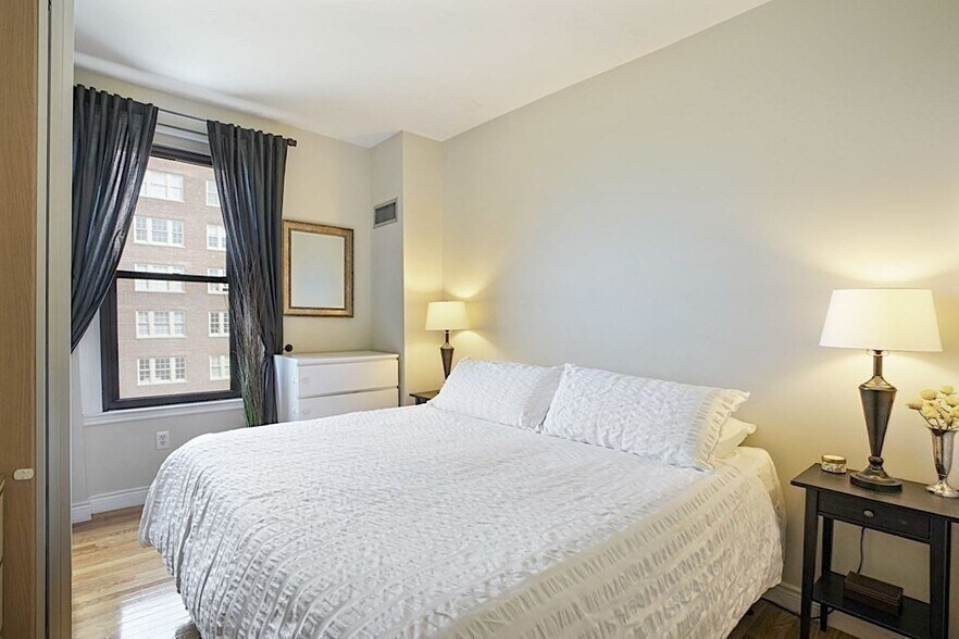 Building Photo - 10 Charlesgate E