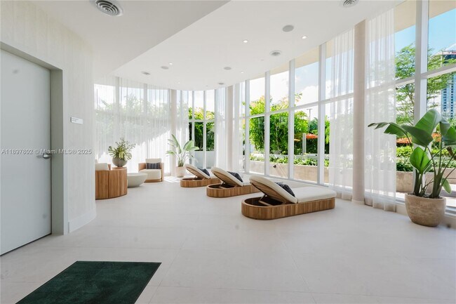 Building Photo - 700 NE 24th St