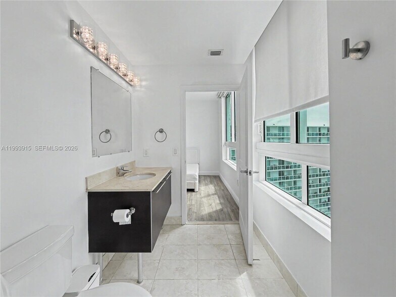 Building Photo - 1900 N Bayshore Dr