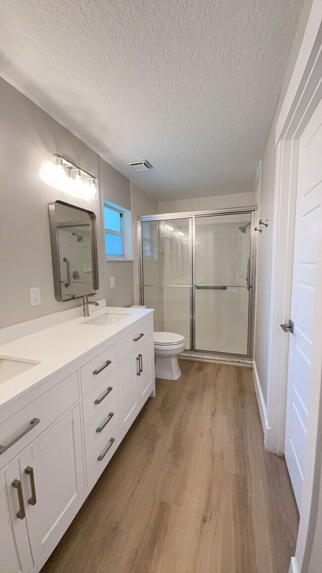 Building Photo - Open floor plan pool home