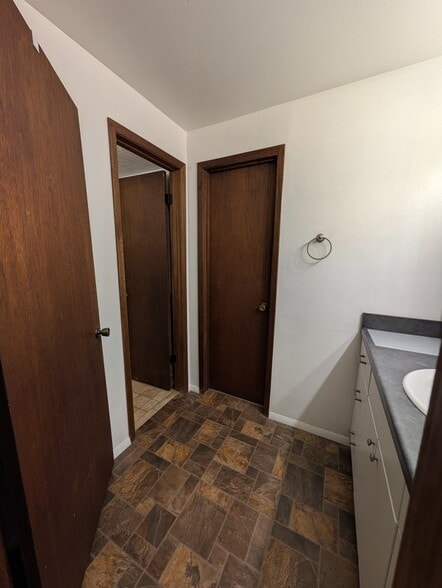 Building Photo - 1091 Country Hills Dr