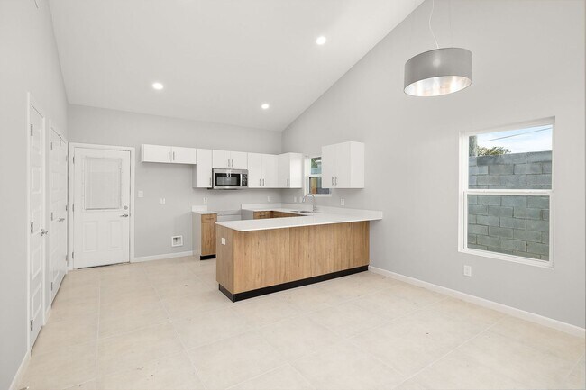 Building Photo - 2700 Mockingbird Rd
