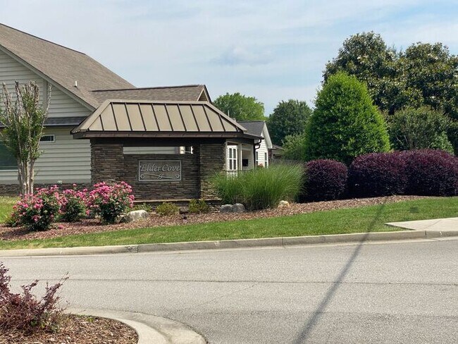 Building Photo - Now Offering ONE-MONTH FREE as Move-in Cre...