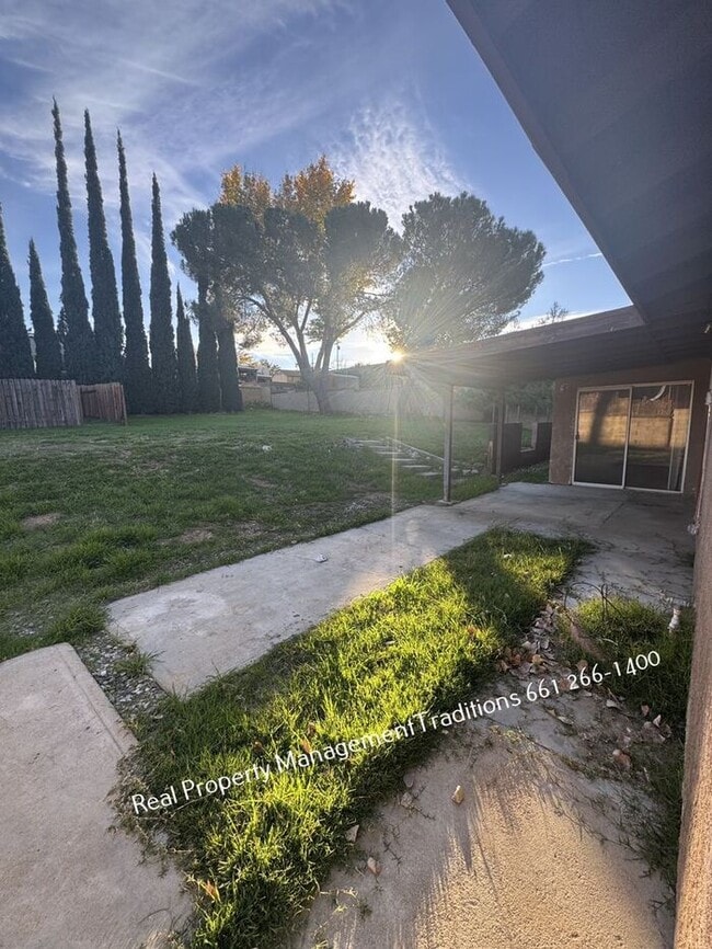 Building Photo - Great 3 + 2 Located in Quartz Hill