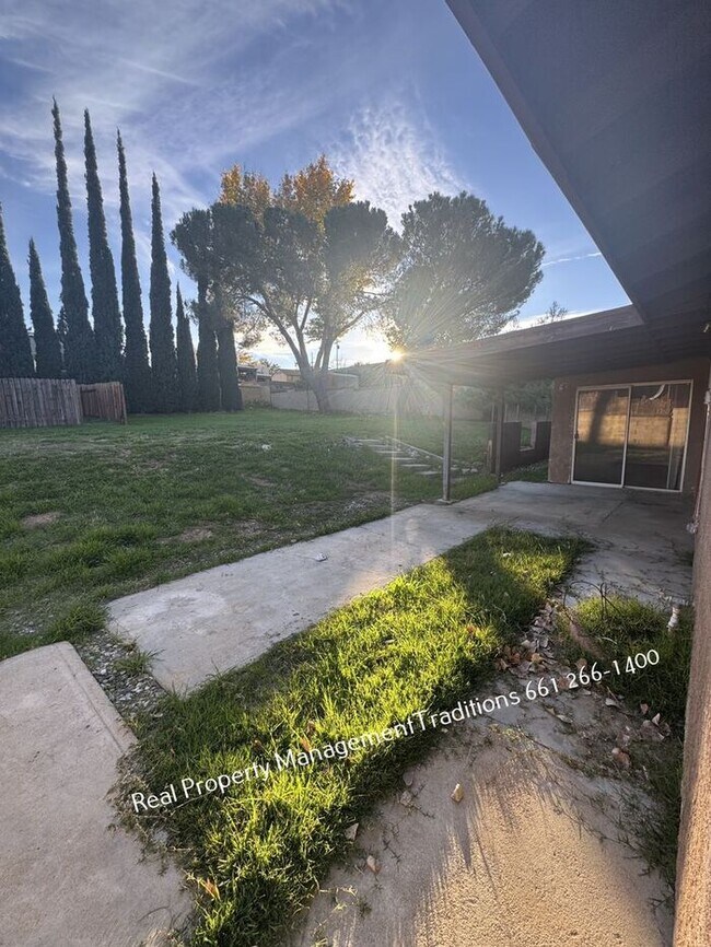 Building Photo - Great 3 + 2 Located in Quartz Hill