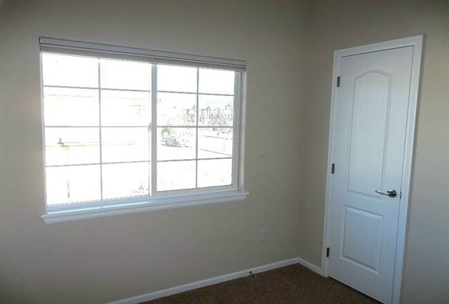 Building Photo - Beautiful 2 Bedroom Townhome