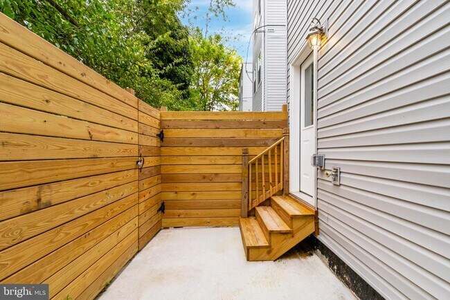 Building Photo - 103 E Duval St