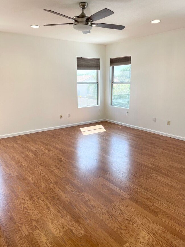 Building Photo - Stunning 4 Bedroom/2.5 Bath Home In Phoeni...